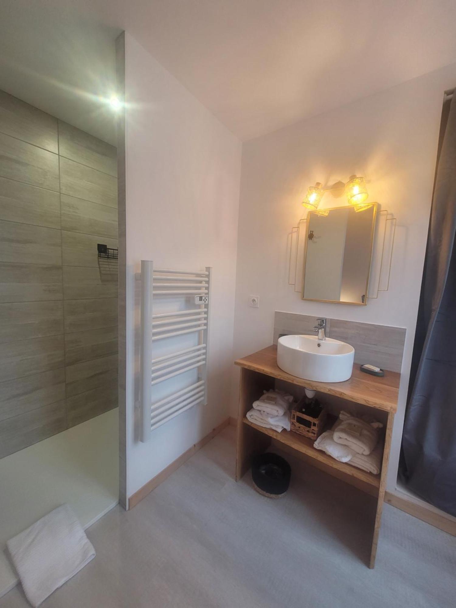 Lekker Slaap Hotel Parthenay Exterior foto