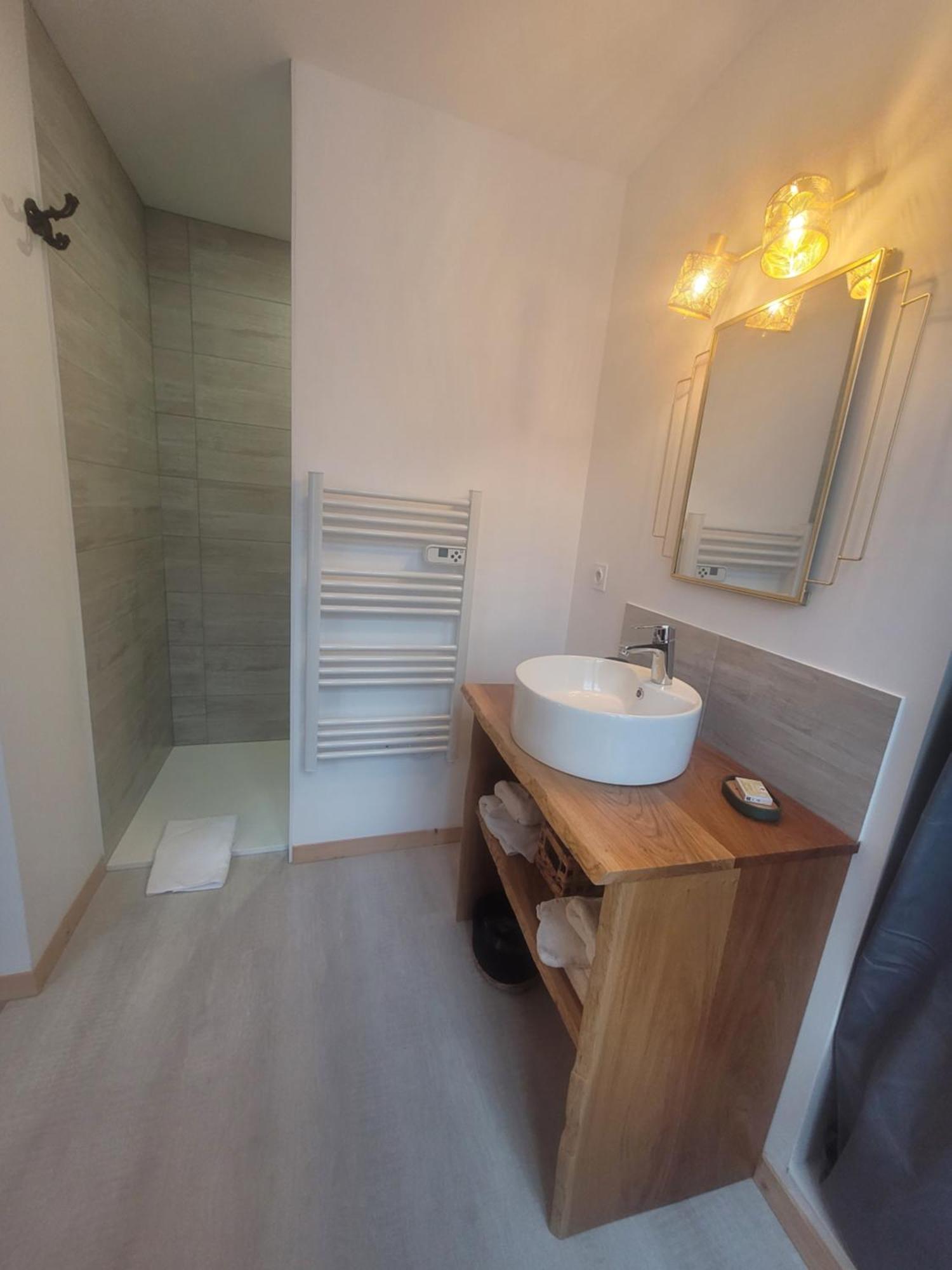 Lekker Slaap Hotel Parthenay Exterior foto