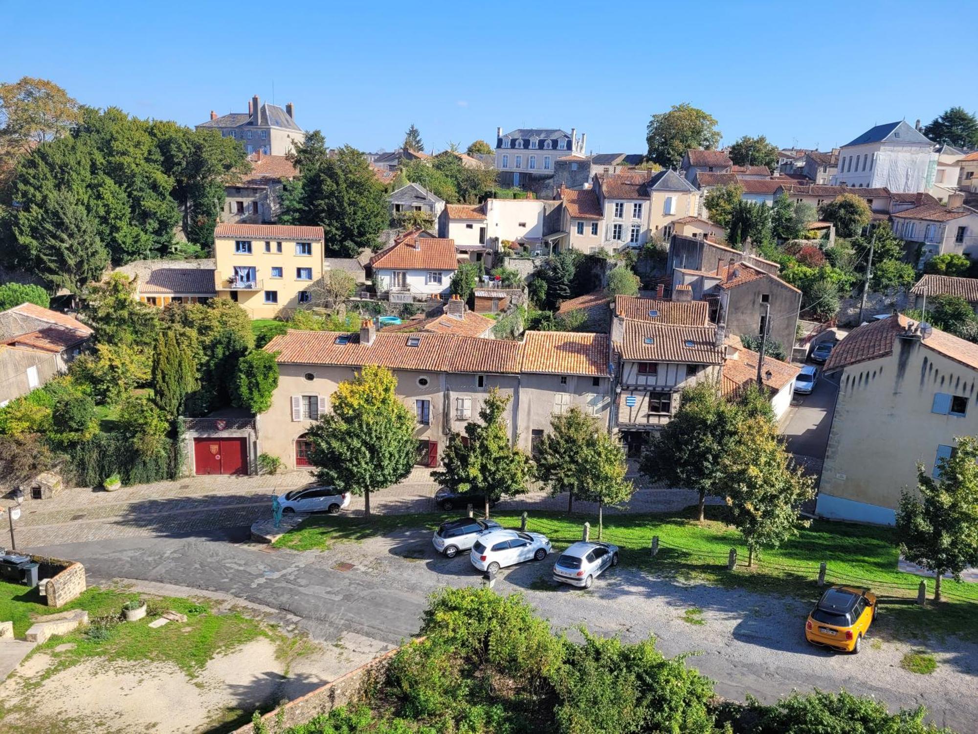 Lekker Slaap Hotel Parthenay Exterior foto